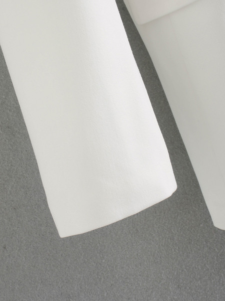 Modern női kabát és rövidnadrág szett fehér színben