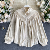 Moderns sieviešu krekls ar zemu apkakli un pogām