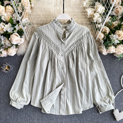 Moderns sieviešu krekls ar zemu apkakli un pogām