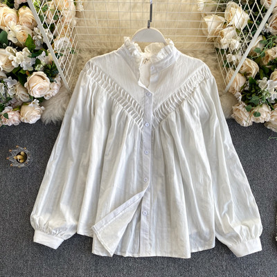 Moderns sieviešu krekls ar zemu apkakli un pogām