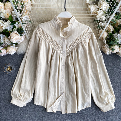 Moderns sieviešu krekls ar zemu apkakli un pogām