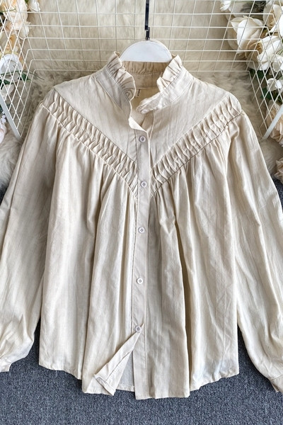 Moderns sieviešu krekls ar zemu apkakli un pogām