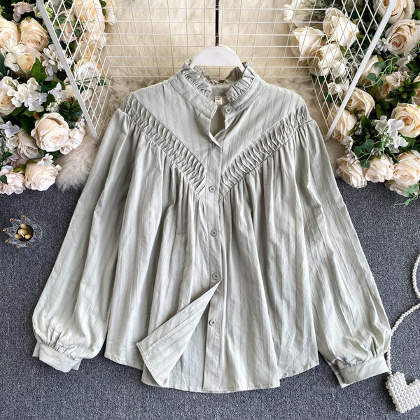 Moderns sieviešu krekls ar zemu apkakli un pogām