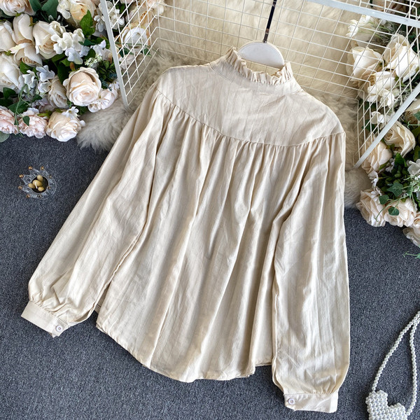 Moderns sieviešu krekls ar zemu apkakli un pogām