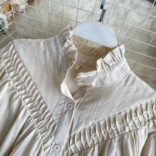 Moderns sieviešu krekls ar zemu apkakli un pogām