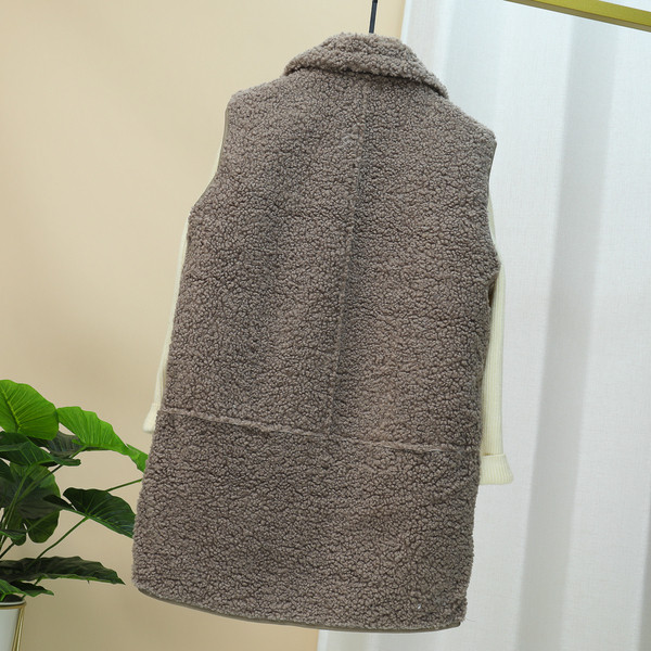 Hosszú női mellény pehellyel és gombokkal