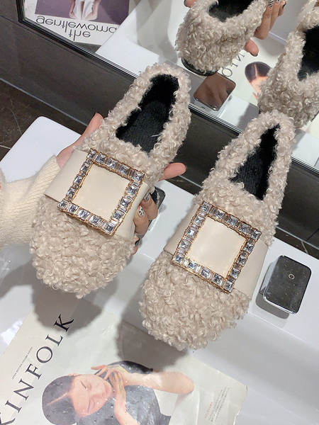 Alkalmi női pehelycipő csattal és kövekkel