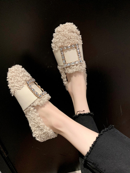 Alkalmi női pehelycipő csattal és kövekkel