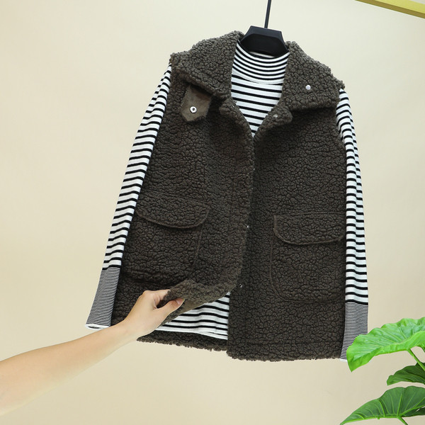 Modern női pehelymellény gombokkal