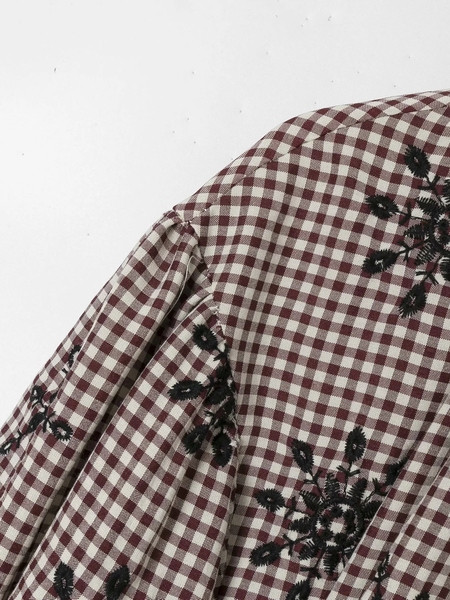 Női kockás ing hímzéssel és spitz nyakkivágással