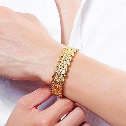 Vīriešu rokassprādze zelta krāsā ar dekoratīvu efektu