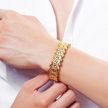 Vīriešu rokassprādze zelta krāsā ar dekoratīvu efektu