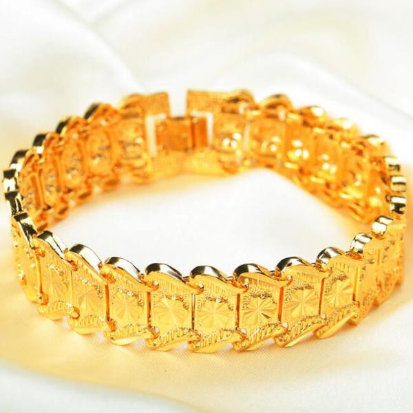 Vīriešu rokassprādze zelta krāsā ar dekoratīvu efektu