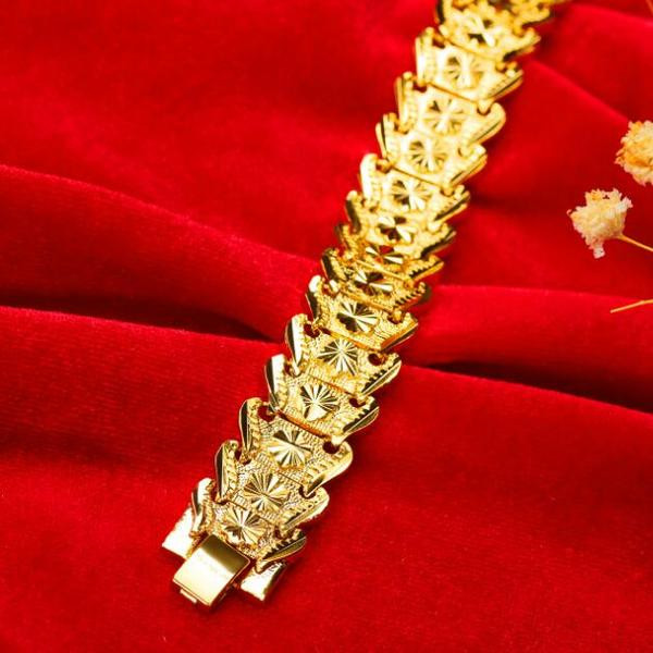 Vīriešu rokassprādze zelta krāsā ar dekoratīvu efektu