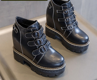 Σύγχρονες γυναικείες μπότες από οικολογικό δέρμα - δύο μοντέλα