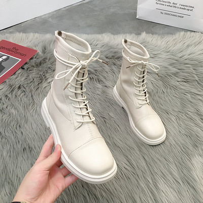 Nahast naiste saapad paeltega või tavaline mudel - tasase tallaga