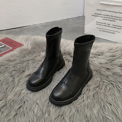 Nahast naiste saapad paeltega või tavaline mudel - tasase tallaga