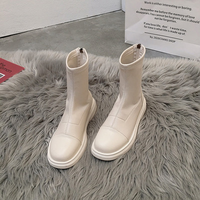 Nahast naiste saapad paeltega või tavaline mudel - tasase tallaga