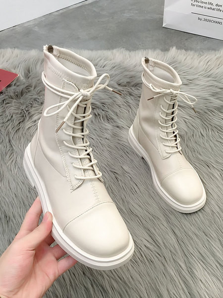 Nahast naiste saapad paeltega või tavaline mudel - tasase tallaga