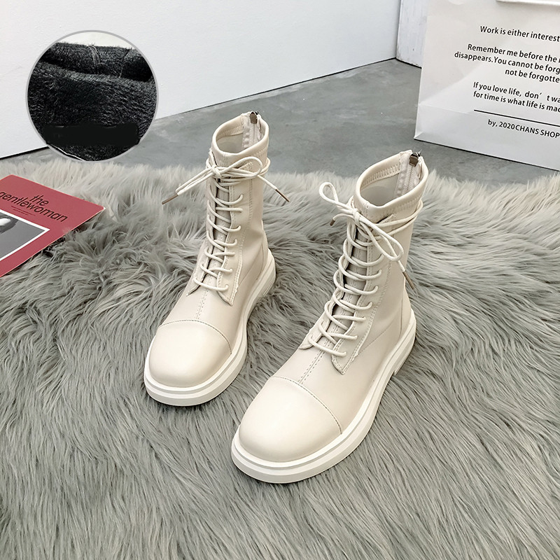 Nahast naiste saapad paeltega või tavaline mudel - tasase tallaga