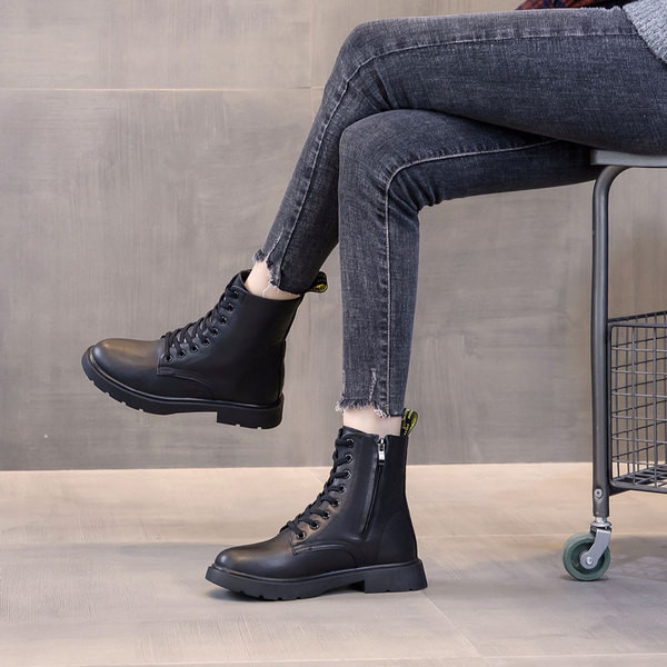 Női bőrcsizma lapos talppal - két modell