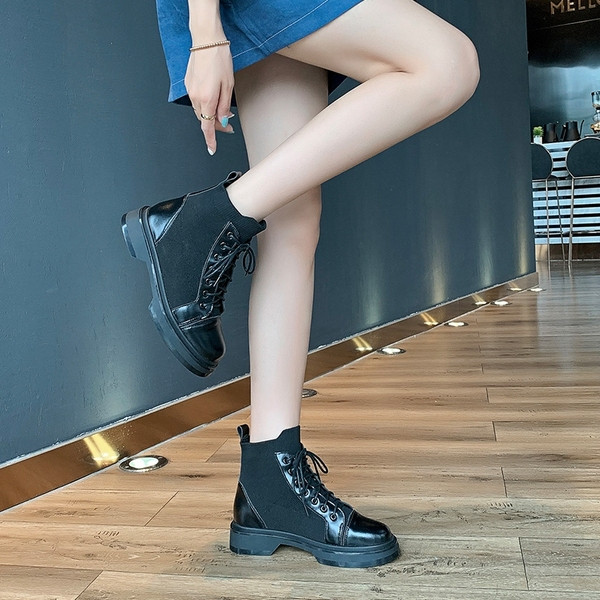 Modern női csizma műbőrből fekete színben