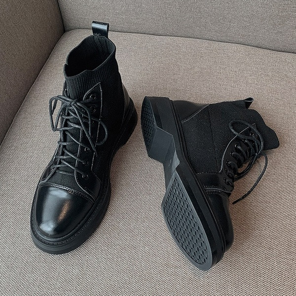 Modern női csizma műbőrből fekete színben