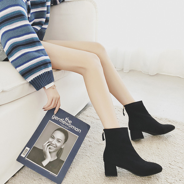 Κομψές γυναικείες μπότες με χοντρό τακούνι και φερμουάρ σε δύο μοντέλα