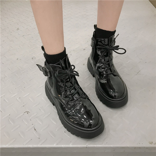 Alkalmi női csizma durva talppal, fekete színben - két modell