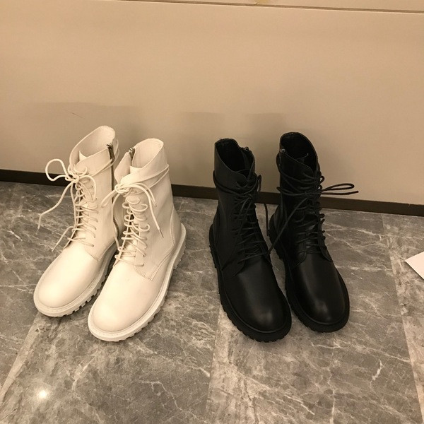 Női alkalmi csizma ökobőrből lapos talppal, fűzővel és cipzárral, két modellben