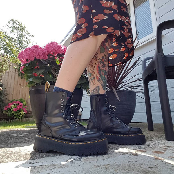 Női aktuális csizma eko bőrből, magas talppal, fűzővel és cipzárral