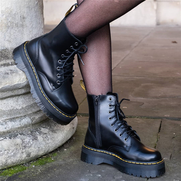 Női aktuális csizma eko bőrből, magas talppal, fűzővel és cipzárral