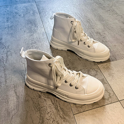 Kareda tallaga tekstiilist tossude uus mudel naistele