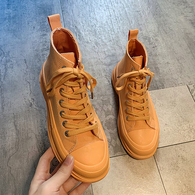 Kareda tallaga tekstiilist tossude uus mudel naistele