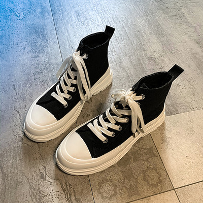 Kareda tallaga tekstiilist tossude uus mudel naistele