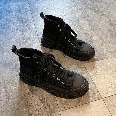 Kareda tallaga tekstiilist tossude uus mudel naistele