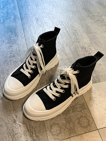 Kareda tallaga tekstiilist tossude uus mudel naistele