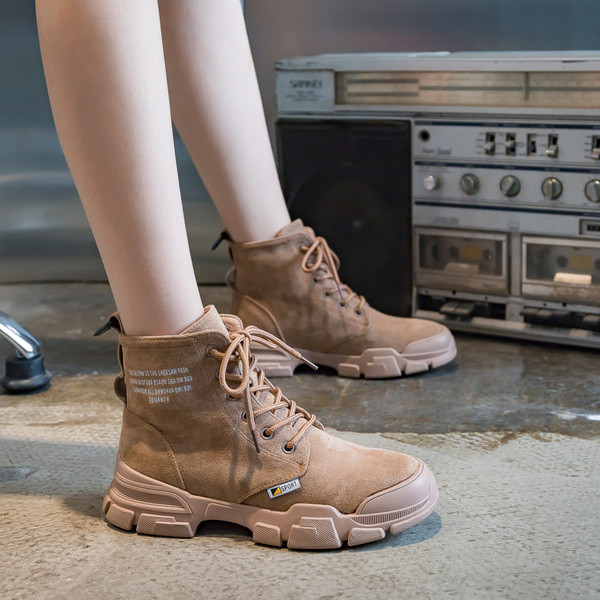 Uus mudel kareda tallaga sügisestest seemisnahast saapad