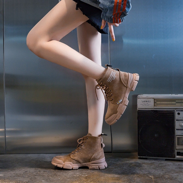 Uus mudel kareda tallaga sügisestest seemisnahast saapad