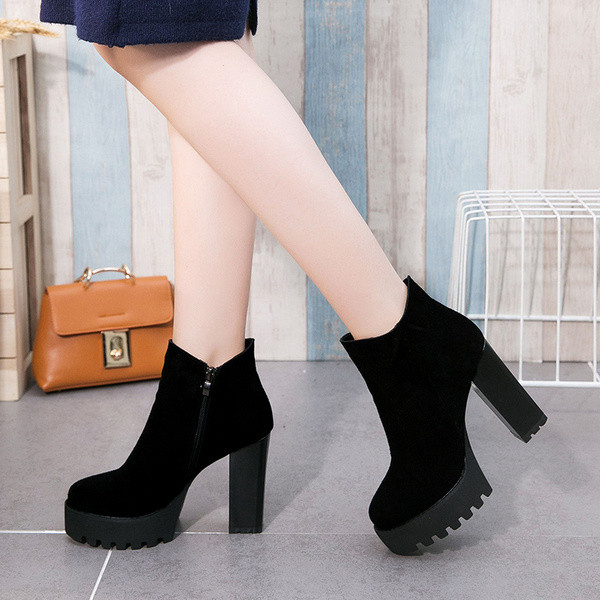 Νέο μοντέλο γυναικείες μπότες με χοντρό τακούνι