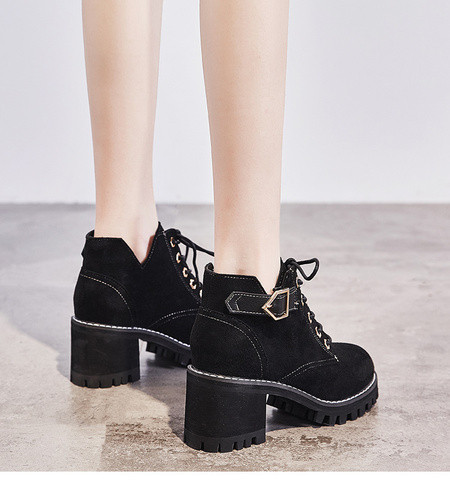 Új női csizma modell durva talppal és csattal