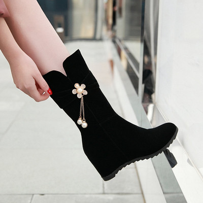 Mūsdienīgi sieviešu zābaki no eko zamšādas ar iekšējo platformu un apdari