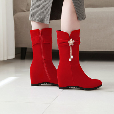 Mūsdienīgi sieviešu zābaki no eko zamšādas ar iekšējo platformu un apdari