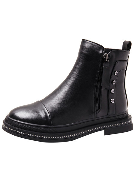 Női bőrcsizma fém szegecsekkel és cipzárral