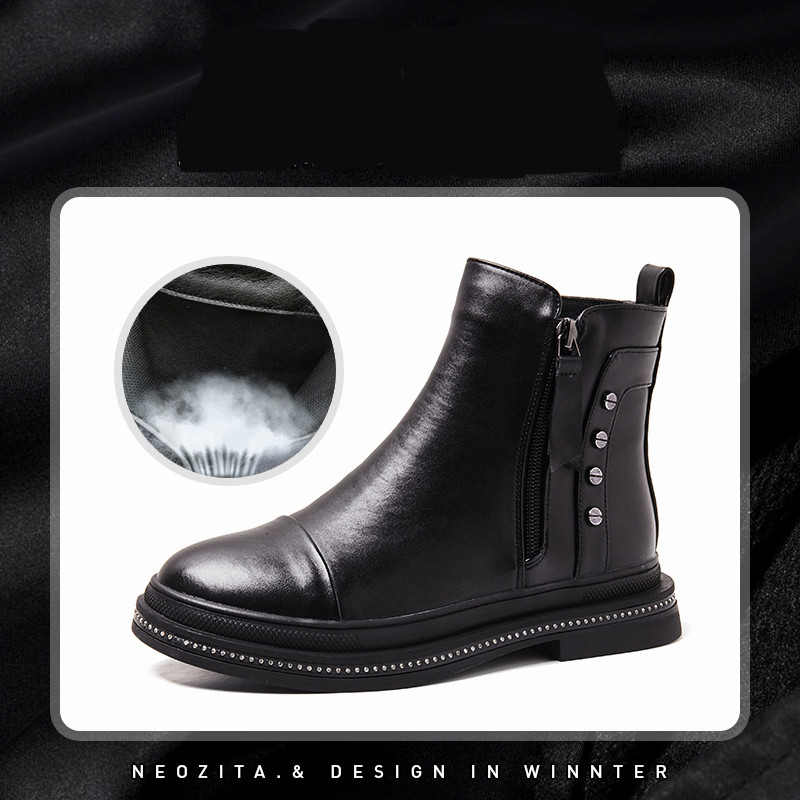 Női bőrcsizma fém szegecsekkel és cipzárral