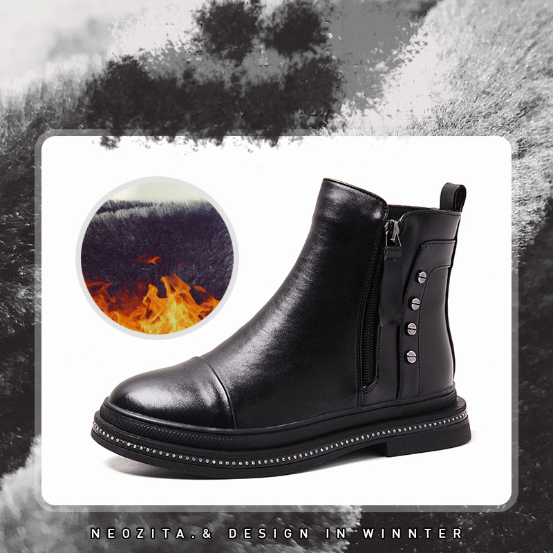 Női bőrcsizma fém szegecsekkel és cipzárral