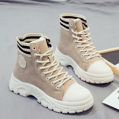 Női sportcipő durva talppal és fűzővel