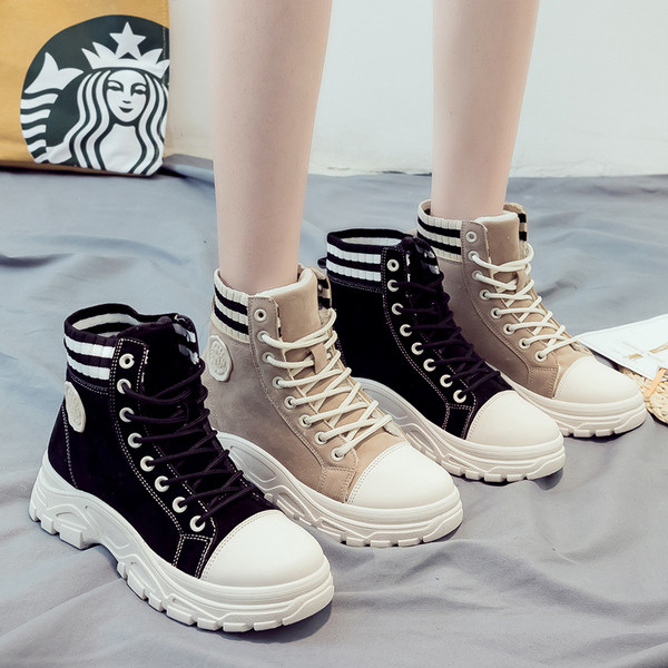 Női sportcipő durva talppal és fűzővel