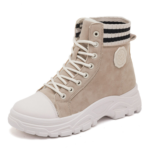 Női sportcipő durva talppal és fűzővel