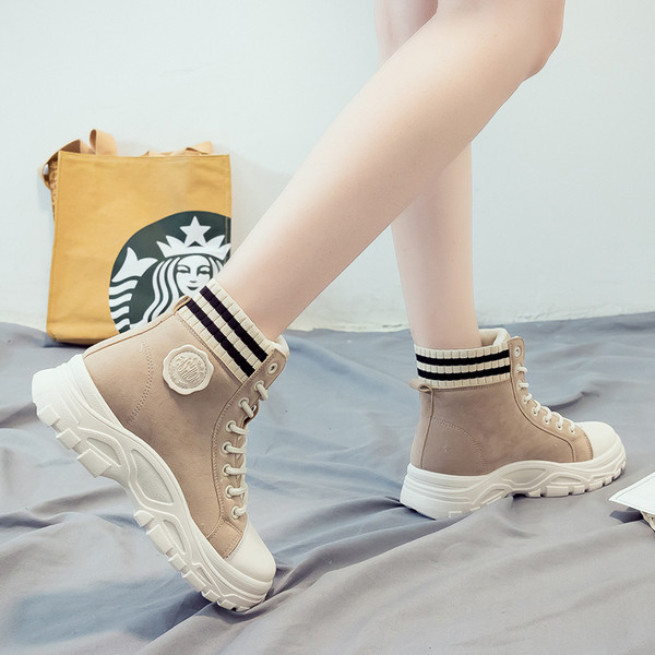 Női sportcipő durva talppal és fűzővel